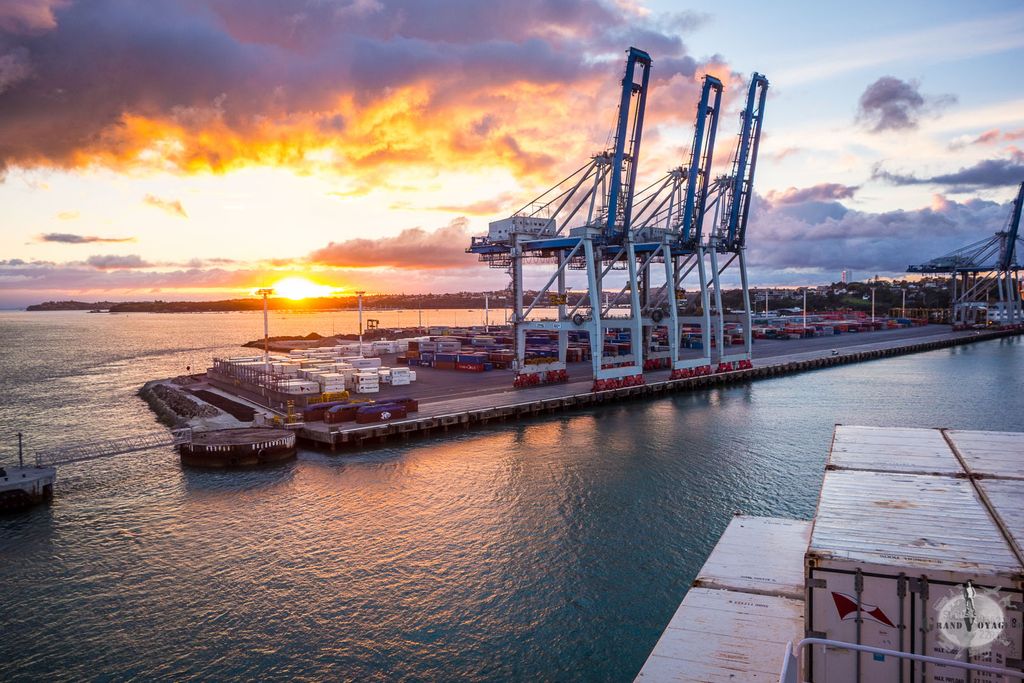 Les levers de soleil et moi ne sommes en général jamais réveillés au même moment. Cela les rend d'autant plus beau quand je peux en voir un ! Tout ça pendant que notre cargo fait une "marche arrière" aidé par deux remorqueurs. Les levers de soleil et moi ne sommes en général jamais réveillés au même moment. Cela les rend d'autant plus beau quand je peux en voir un ! Tout ça pendant que notre cargo fait une "marche arrière" aidé par deux remorqueurs.