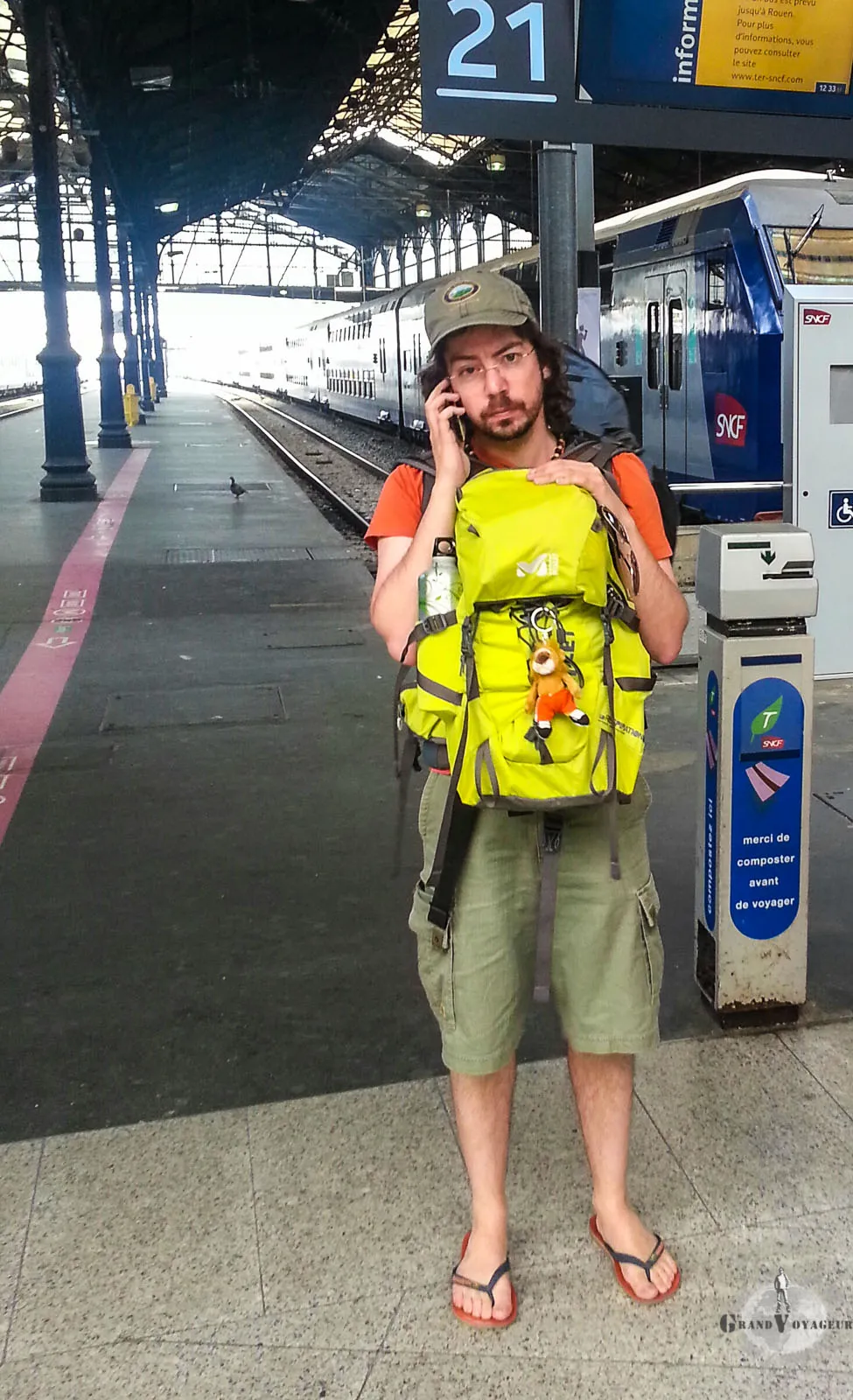 En voyage autour du monde, on se doit d'être auto porteur... Vous noterez, T-Chat (prononcer ti chat), la mascotte de l'expédition. En voyage autour du monde, on se doit d'être auto porteur... Vous noterez, T-Chat (prononcer ti chat), la mascotte de l'expédition.