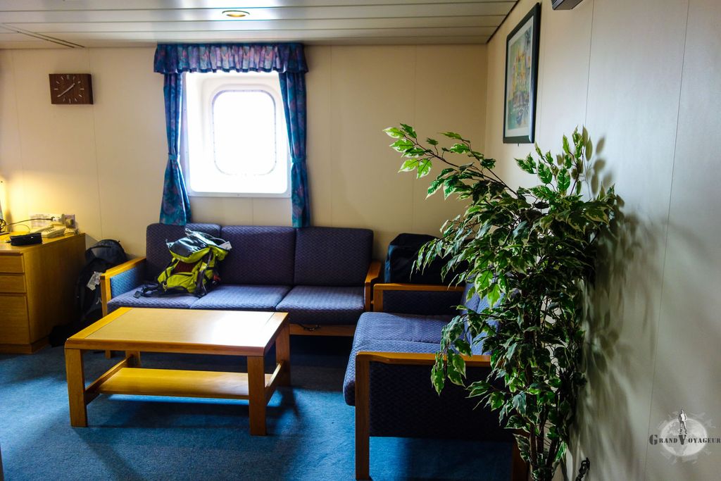 L'entrée de la cabine, avec sa vraie fausse plante verte en plastique L'entrée de la cabine, avec sa vraie fausse plante verte en plastique