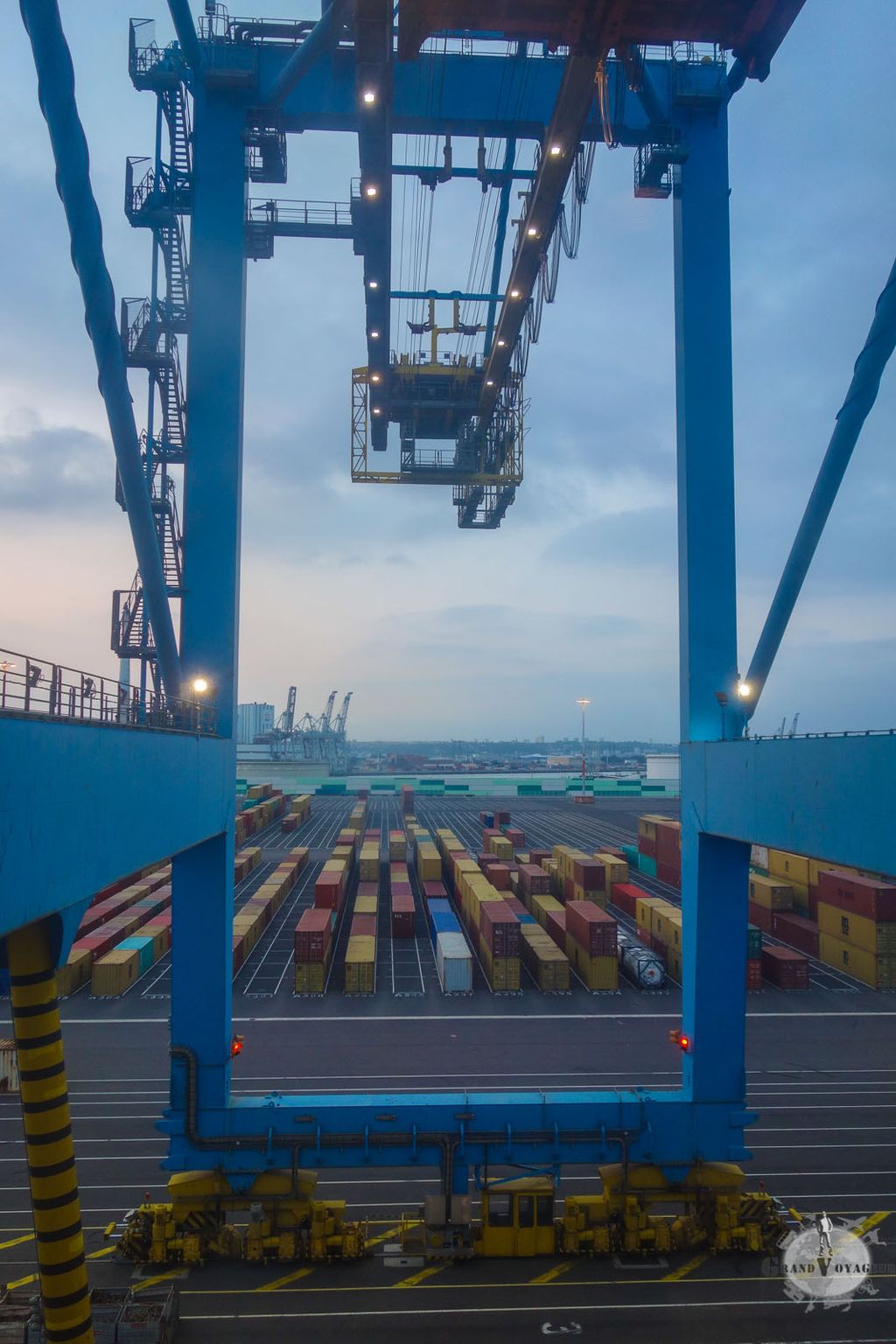 La grue de chargement lorsqu'elle passe à hauteur de ma fenêtre. La grue de chargement lorsqu'elle passe à hauteur de ma fenêtre.