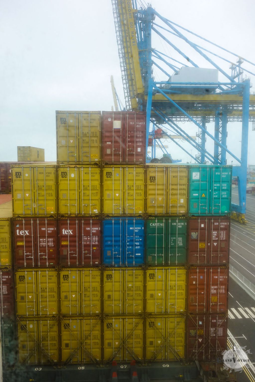 La vue depuis les fenêtres à l'avant. Qui est chaud pour une partie de Tetris? La vue depuis les fenêtres à l'avant. Qui est chaud pour une partie de Tetris?