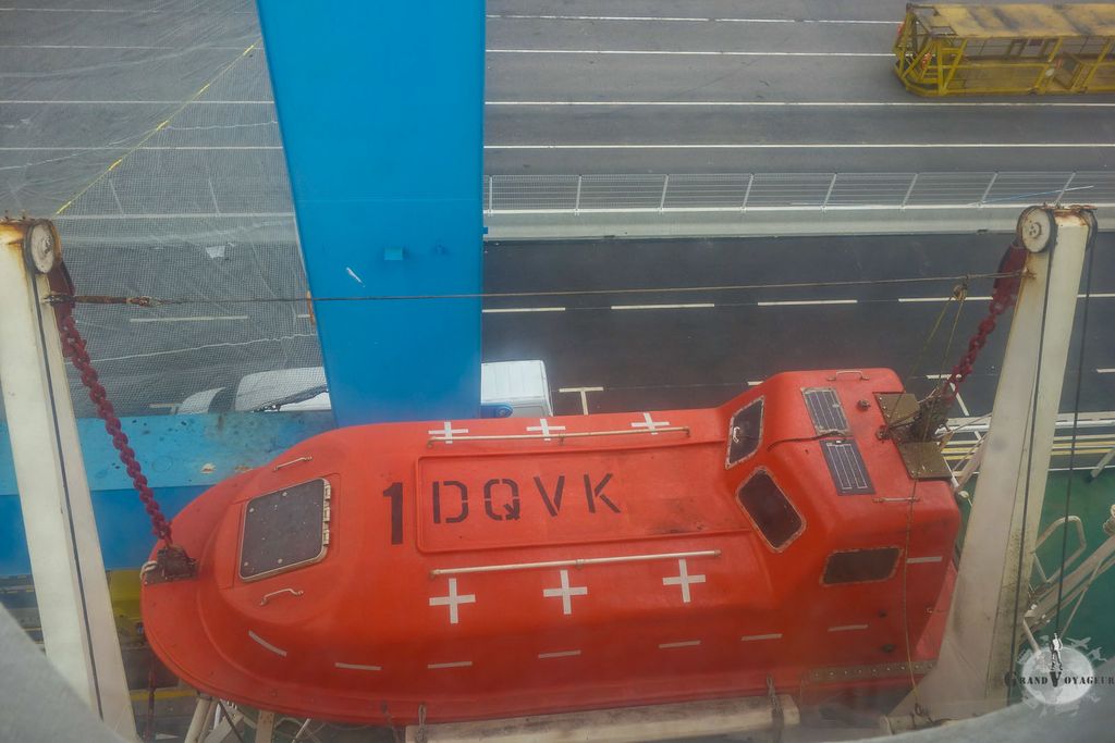 La vue depuis les fenêtres de droite. Au moins, si on coule, le bateau de sauvetage n'est pas loin. La vue depuis les fenêtres de droite. Au moins, si on coule, le bateau de sauvetage n'est pas loin.