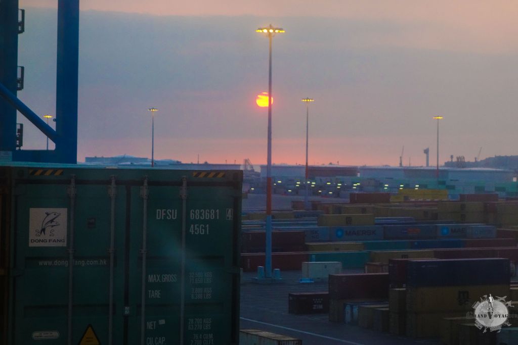 Que c'est bucolique un coucher de soleil dans un terminal maritime (Non). Que c'est bucolique un coucher de soleil dans un terminal maritime (Non).