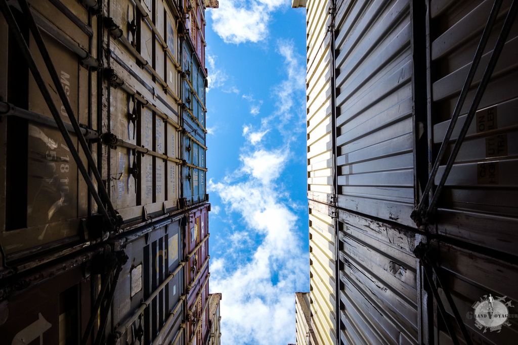 Au-dessus de la forêt de conteneurs, le ciel, toujours là. Au-dessus de la forêt de conteneurs, le ciel, toujours là.