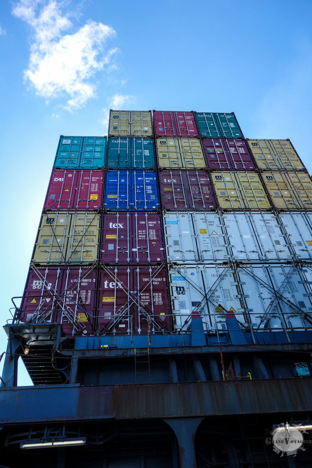 En proue, on observe les empilements de conteneurs. J'espère qu'ils les ont bien accrochés... En proue, on observe les empilements de conteneurs. J'espère qu'ils les ont bien accrochés...