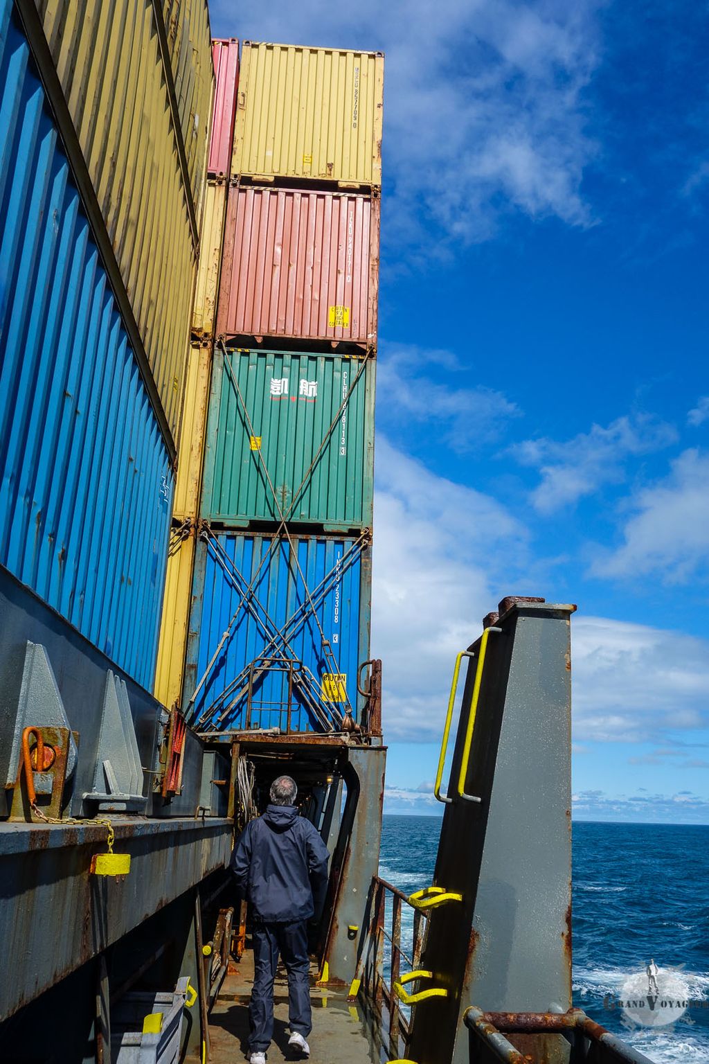 C'est coloré, un cargo. C'est coloré, un cargo.