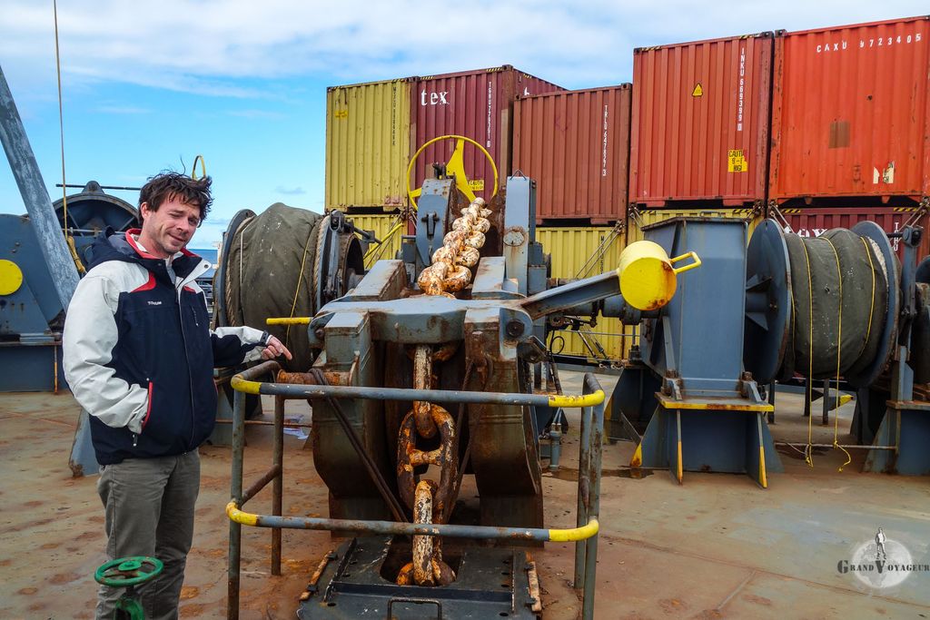 Après une recherche minutieuse, Émeric a enfin trouvé les chaînons auxquels est accrochée une des deux ancres. Après une recherche minutieuse, Émeric a enfin trouvé les chaînons auxquels est accrochée une des deux ancres.