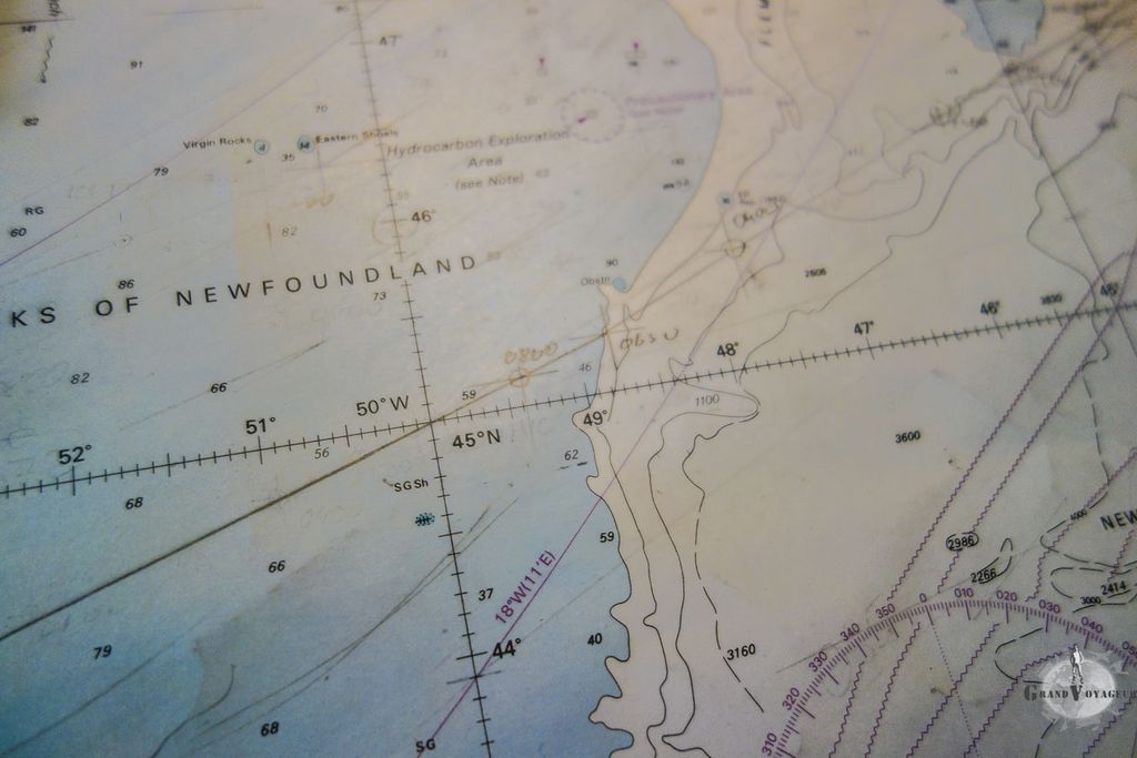 Toutes les 4 heures, l'officier en charge de la navigation reporte la position du navire sur la carte Toutes les 4 heures, l'officier en charge de la navigation reporte la position du navire sur la carte