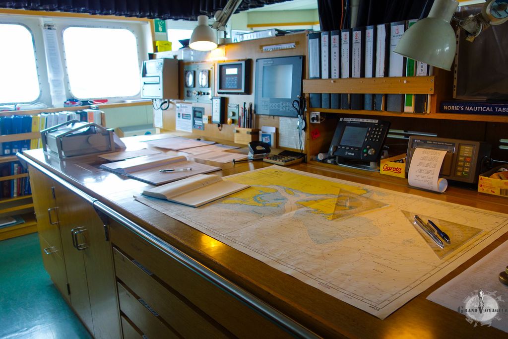 Sur la table, la carte de la région (Terreneuve, Nouvelle Écosse) Sur la table, la carte de la région (Terreneuve, Nouvelle Écosse)