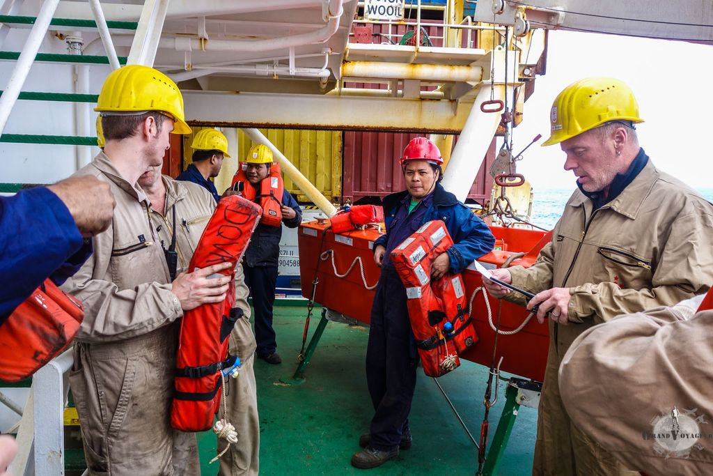 On remarquera que les gilets de l'équipage sont dans un plus mauvais état que les nôtres. Ils ont déjà servi peut-être? On remarquera que les gilets de l'équipage sont dans un plus mauvais état que les nôtres. Ils ont déjà servi peut-être?