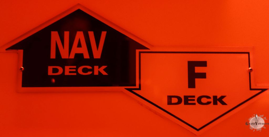 En arrivant au Nav Deck, l'escalier est baigné de lumière rouge. Ambiance. En arrivant au Nav Deck, l'escalier est baigné de lumière rouge. Ambiance.