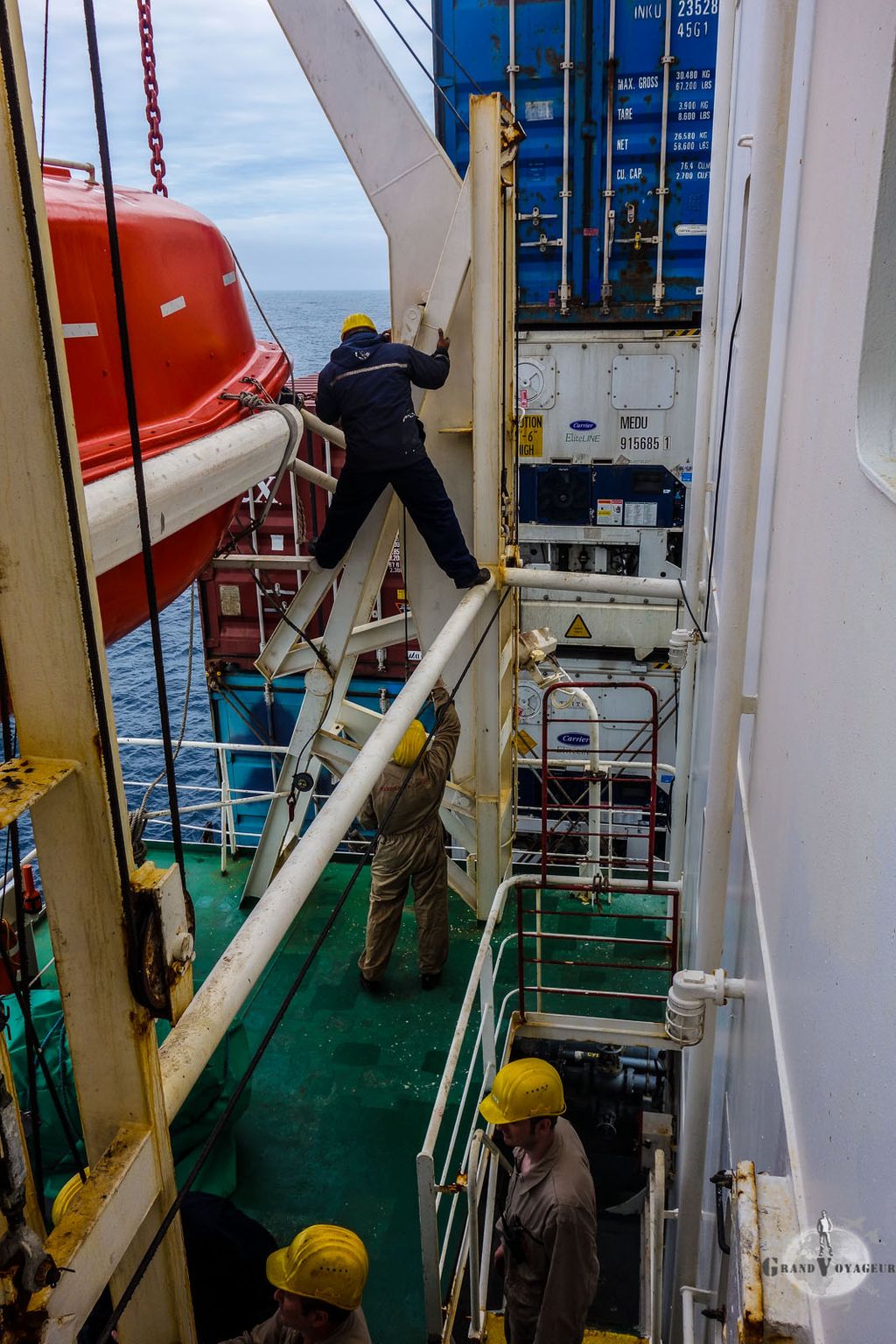 Faut être gymnaste pour remette le bateau de sauvetage en place. Faut être gymnaste pour remette le bateau de sauvetage en place.