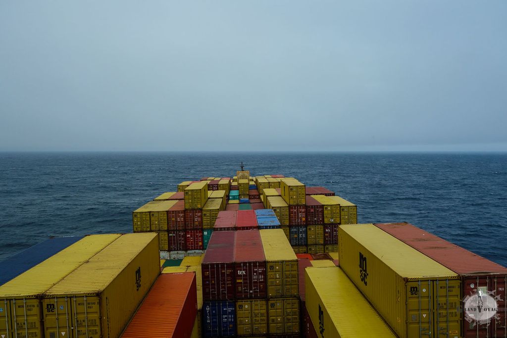 Vue depuis la passerelle de pilotage. Le bateau est incliné sur la gauche à cause du vent. Vue depuis la passerelle de pilotage. Le bateau est incliné sur la gauche à cause du vent.