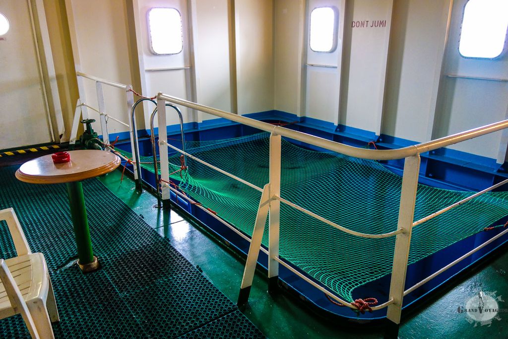 La piscine., vide. Pas de problème pour la remplir d'après le capitaine, mais l'eau n'est pas chauffée donc la température sera celle de l'Atlantique. Bof.. La piscine., vide. Pas de problème pour la remplir d'après le capitaine, mais l'eau n'est pas chauffée donc la température sera celle de l'Atlantique. Bof..