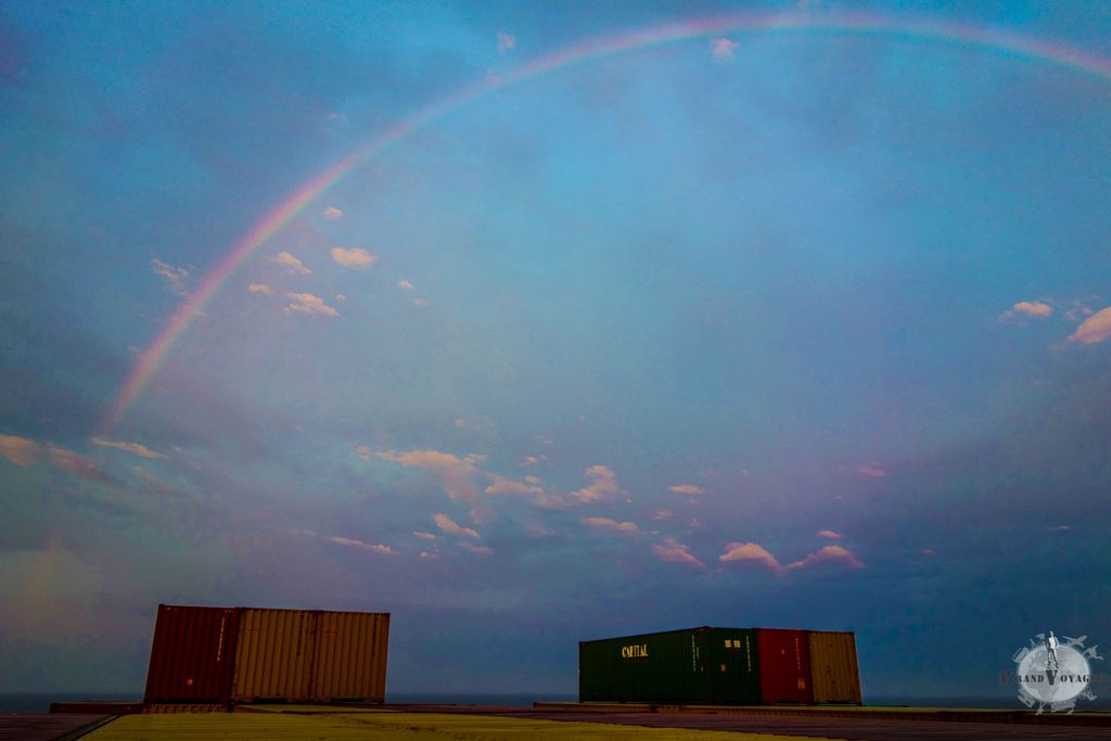 L'océan nous permet d'observer des arcs-en-ciel complets. Mais l'appareil photo, lui, ne permet que d'en prendre la moitié :) L'océan nous permet d'observer des arcs-en-ciel complets. Mais l'appareil photo, lui, ne permet que d'en prendre la moitié :)