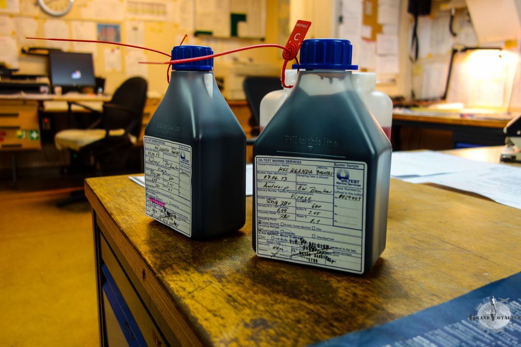 Les échantillons de fuel (avec et sans sulfure) en cas de contrôle des autorités. Les échantillons de fuel (avec et sans sulfure) en cas de contrôle des autorités.