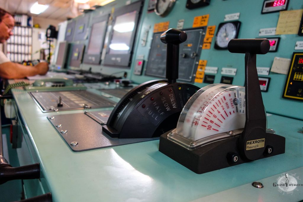 Les manettes de contrôle de la propulsion au cas où celles de la passerelle de pilotage ne fonctionnaient plus. Les manettes de contrôle de la propulsion au cas où celles de la passerelle de pilotage ne fonctionnaient plus.