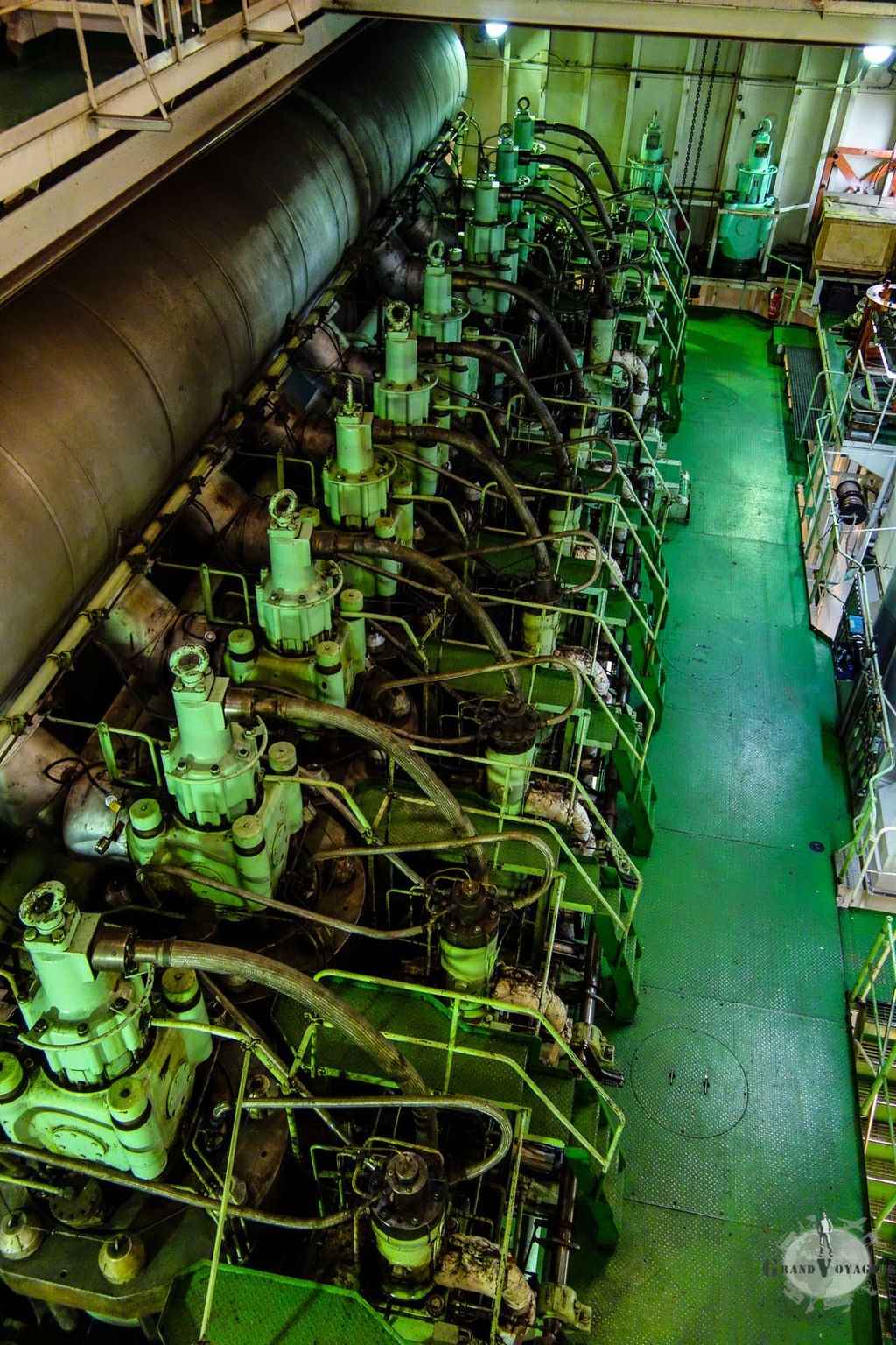 Les 9 pistons du moteur principal propulsant l'hélice. On ne voit que 2 étages, il y a deux étages supplémentaires dessous ! Les 9 pistons du moteur principal propulsant l'hélice. On ne voit que 2 étages, il y a deux étages supplémentaires dessous !