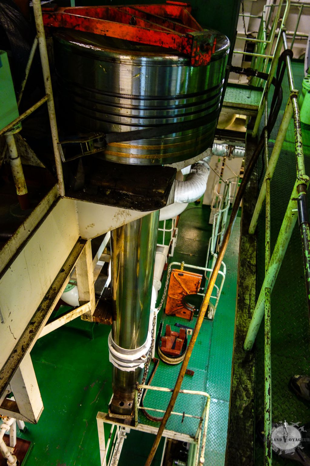 Un piston de rechange. En cas de problème, l'équipage est autonome pour remplacer un piston en mer avec les outils à bord. Un piston de rechange. En cas de problème, l'équipage est autonome pour remplacer un piston en mer avec les outils à bord.