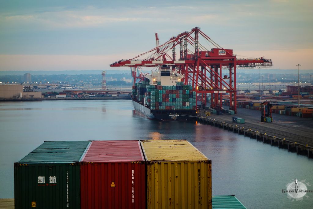 Arrivée aux docks. 2 heures se sont écoulées depuis le Verrazano Bridge. Derrière on aperçoit les avions de l'aéroport de Newark.