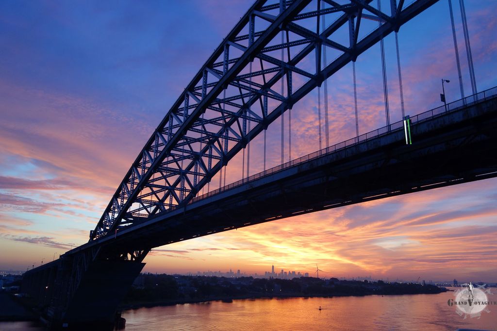 Les plus gros cargos ne peuvent passer sous le Bayonne Bridge qu'à marée basse.