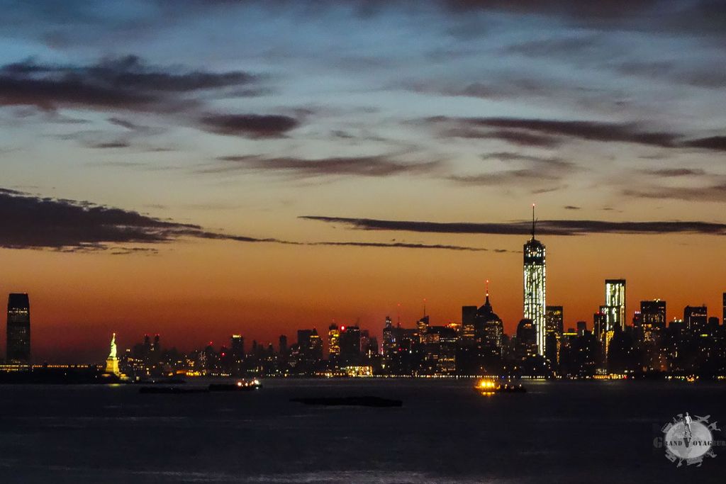À gauche la statue de la liberté, décidément bien petite face au colosse de 540 m qu'est le nouveau One World Trade Center