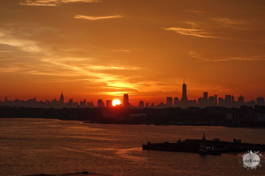 Le soleil se lève sur Manhattan.