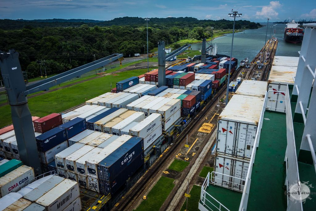 On est dans l'écluse ! Pendant que nous gravissons vers le lac, notre voisin de droite lui, descend. Et derrière, un autre cargo est déjà prêt à nous suivre. On est dans l'écluse ! Pendant que nous gravissons vers le lac, notre voisin de droite lui, descend. Et derrière, un autre cargo est déjà prêt à nous suivre.