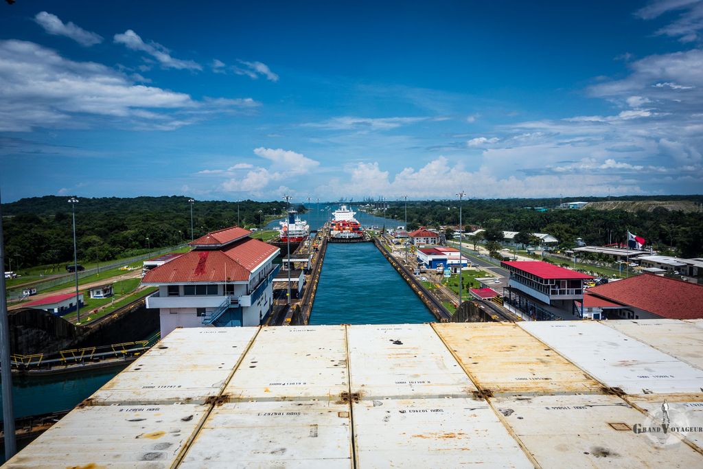 Derrière nous, les 2 écluses. Encore une et nous aurons quitté l'Atlantique ! Derrière nous, les 2 écluses. Encore une et nous aurons quitté l'Atlantique !