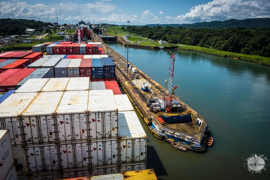 Le long du quai, on aperçoit une des locomotives qui vont remplacer les remorqueurs pour nous maintenir dans l'alignement. Le long du quai, on aperçoit une des locomotives qui vont remplacer les remorqueurs pour nous maintenir dans l'alignement.
