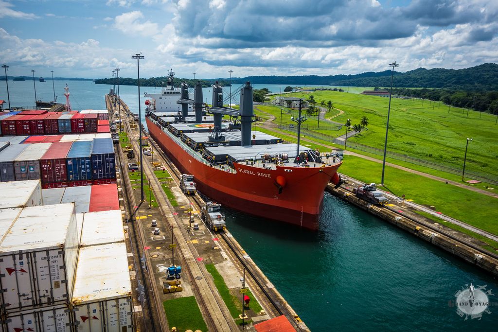 Dans le sens inverse, les navires continuent de passer. Celui-ci est très propre et entretenu. Cela semble indiquer qu'il transporte des denrées comestibles comme des céréales. Dans le sens inverse, les navires continuent de passer. Celui-ci est très propre et entretenu. Cela semble indiquer qu'il transporte des denrées comestibles comme des céréales.