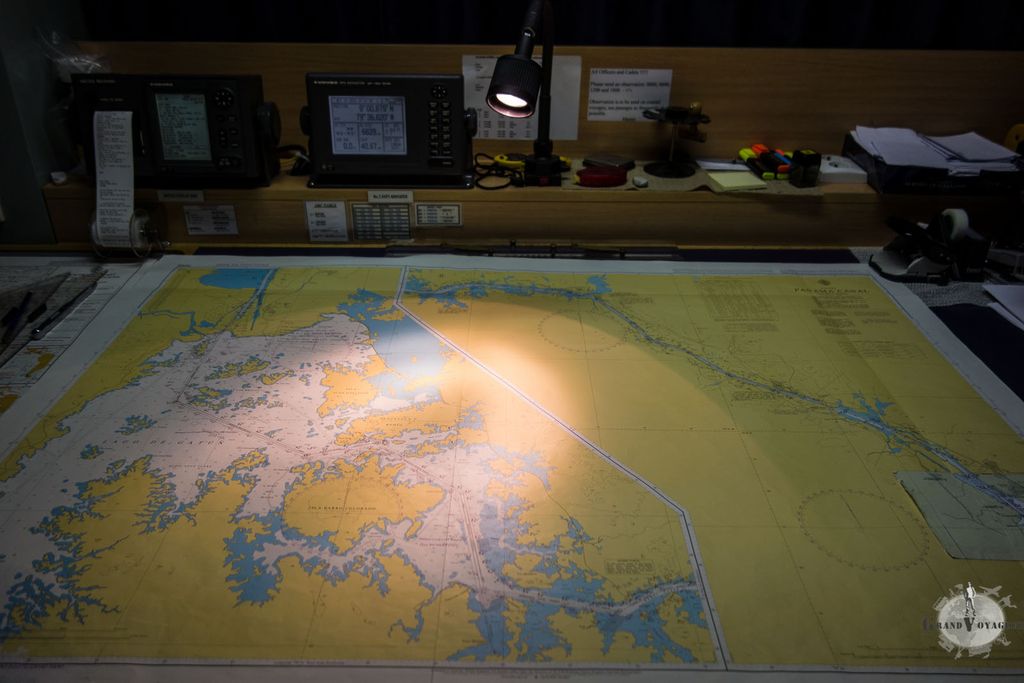 Sur le pont de pilotage, les cartes du Canal sont de sortie. Sur le pont de pilotage, les cartes du Canal sont de sortie.