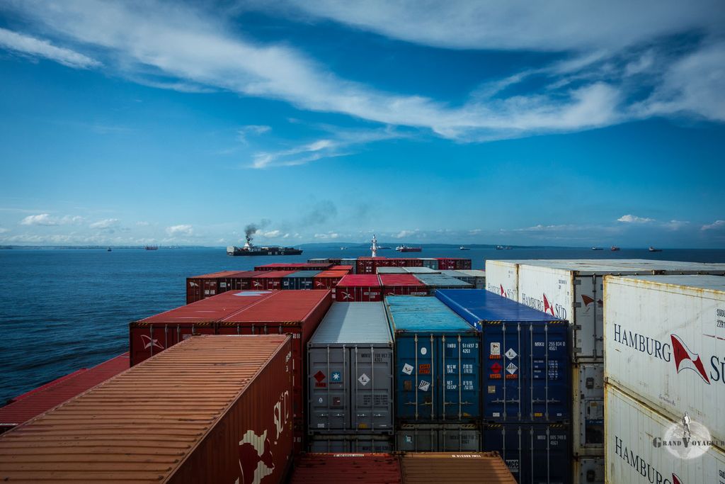 Au petit matin, la vue depuis mon hublot. Devant nous, un cargo MSC pollue l'atmosphère avec ses fumées noires. Au petit matin, la vue depuis mon hublot. Devant nous, un cargo MSC pollue l'atmosphère avec ses fumées noires.