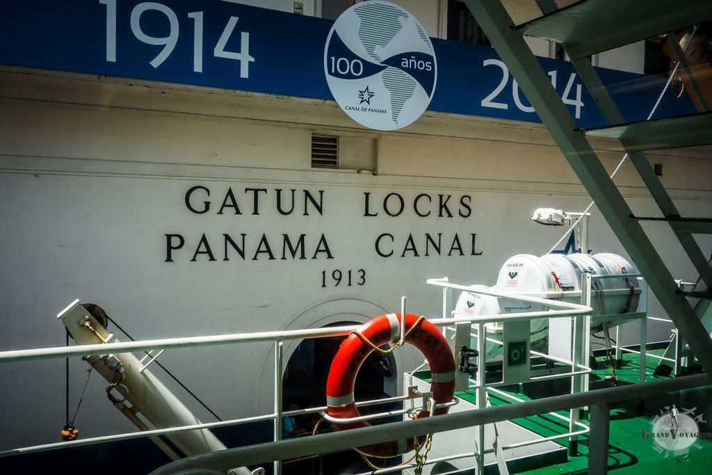 Depuis le mess des officiers, on peut continuer à observer le passage des Gatún Locks. Depuis le mess des officiers, on peut continuer à observer le passage des Gatún Locks.