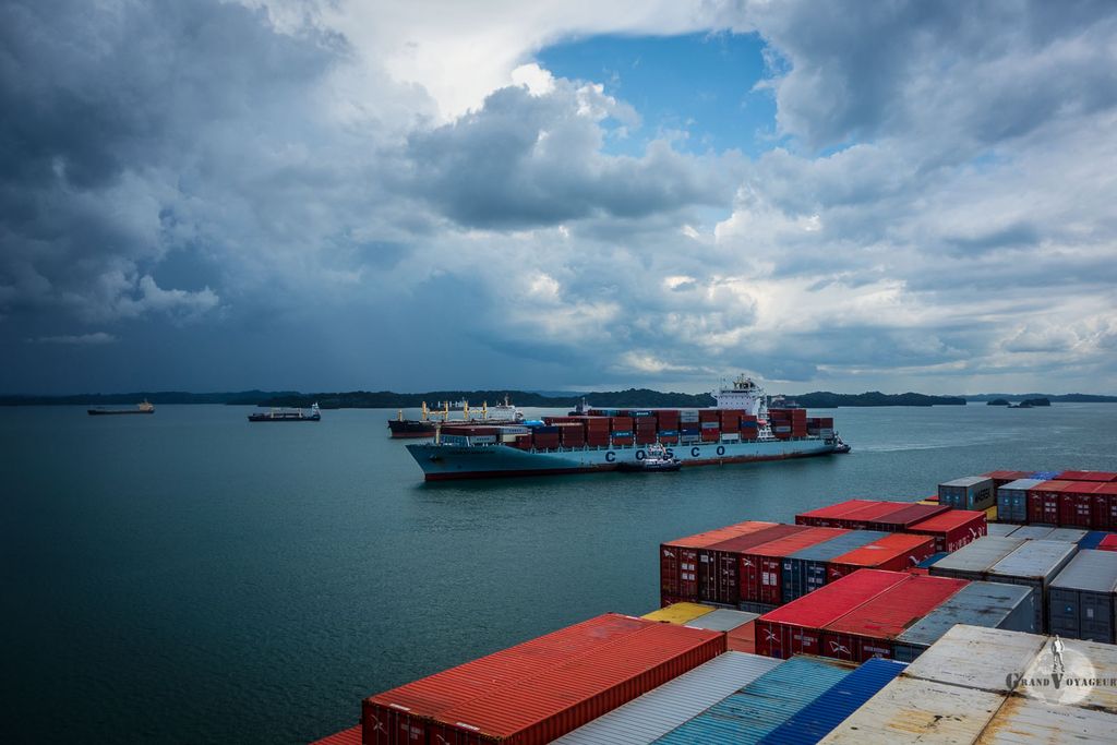 Dans le lac de Gatún, certains navires attendent leur tour. Dans le lac de Gatún, certains navires attendent leur tour.