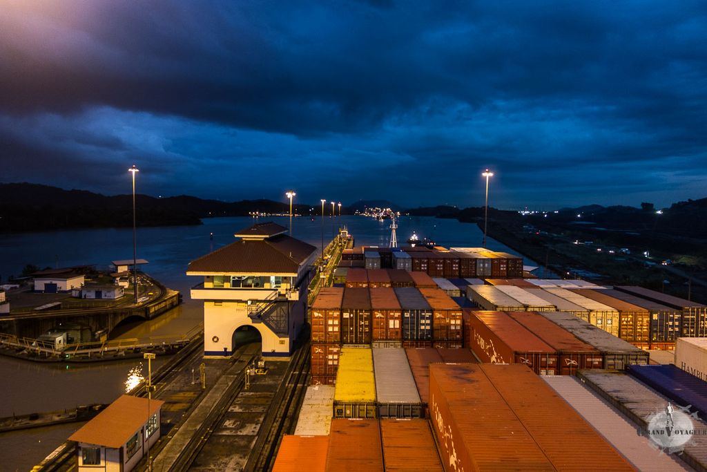 Et sous ces latitudes le soleil se couche très rapidement. Et sous ces latitudes le soleil se couche très rapidement.