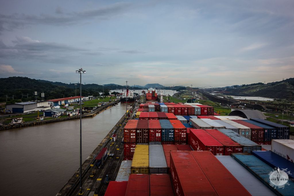 En approche de l'écluse de Pedro Miguel, le soleil se couche doucement. En approche de l'écluse de Pedro Miguel, le soleil se couche doucement.