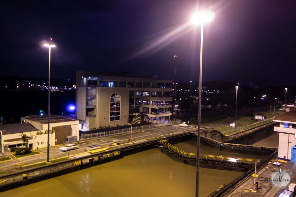 Le petit bâtiment gris est celui depuis lequel les touristes peuvent voir les navires passer. La vue est sympa mais pas terrible comparée à celle, imprenable, depuis un navire lui même. Le petit bâtiment gris est celui depuis lequel les touristes peuvent voir les navires passer. La vue est sympa mais pas terrible comparée à celle, imprenable, depuis un navire lui même.
