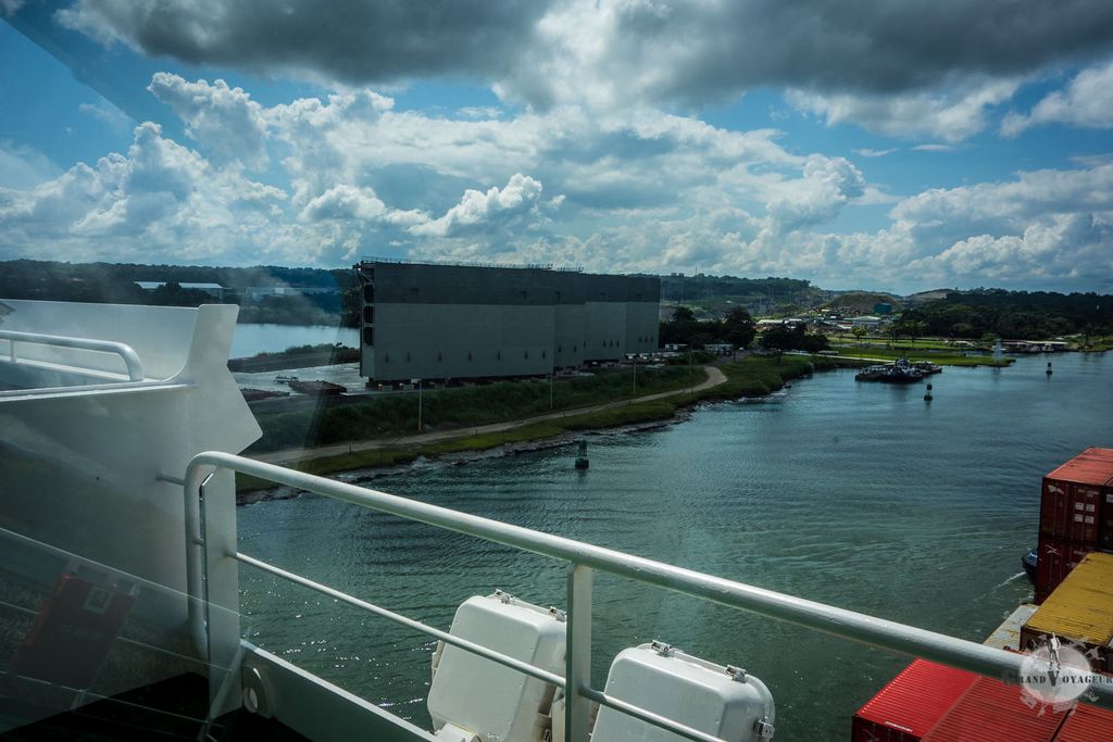 Sur les côtés sont entreposées les écluses géantes du futur Canal. Sur les côtés sont entreposées les écluses géantes du futur Canal.