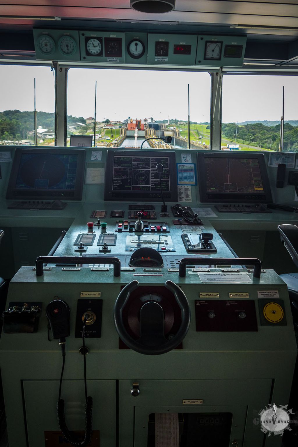 Le poste de commande principal est donc vide. On voit que les grandes roues d'un mètre de diamètre ne sont plus en vogue. Le poste de commande principal est donc vide. On voit que les grandes roues d'un mètre de diamètre ne sont plus en vogue.