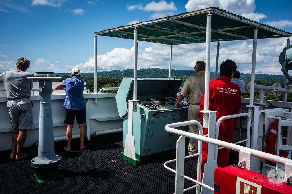 Le capitaine et le pilote commandent le bateau depuis le poste de commande déporté sur la droite du pont de navigation (il y en a un aussi sur la gauche). Le capitaine et le pilote commandent le bateau depuis le poste de commande déporté sur la droite du pont de navigation (il y en a un aussi sur la gauche).