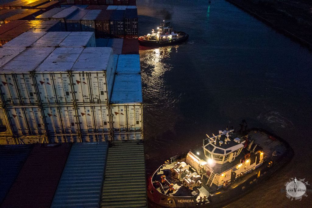 Et toujours des remorqueurs nous aident et nous poussent pour qu'on soit dans le bon alignement. Et toujours des remorqueurs nous aident et nous poussent pour qu'on soit dans le bon alignement.