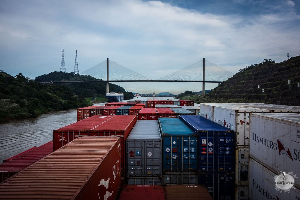 Après le lac, le passage se rétrécit et on entre dans un chenal. Après le lac, le passage se rétrécit et on entre dans un chenal.