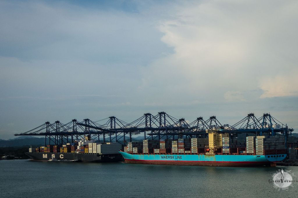 Le Maersk, dans le port de Balboa, est trop gros pour passer le Canal. Il décharge donc ses containers côté pacifique et ceux-ci seront transportés par train jusqu'à la côte Atlantique où un autre cargo les chargera (et vice-versa) Le Maersk, dans le port de Balboa, est trop gros pour passer le Canal. Il décharge donc ses containers côté pacifique et ceux-ci seront transportés par train jusqu'à la côte Atlantique où un autre cargo les chargera (et vice-versa)