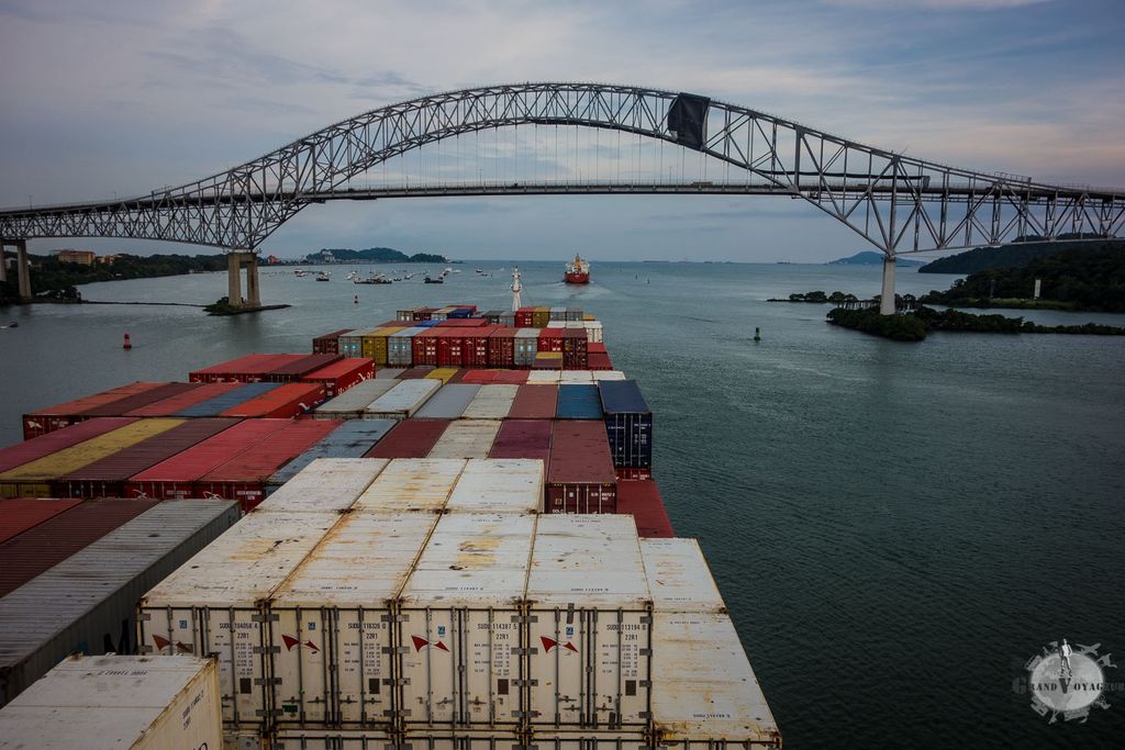 En quittant le port de Balboa, nous passons sous le Pont des Amériques, qui représente la jonction symbolique entre le continent Nord-américain et le continent Sud-américain. En quittant le port de Balboa, nous passons sous le Pont des Amériques, qui représente la jonction symbolique entre le continent Nord-américain et le continent Sud-américain.