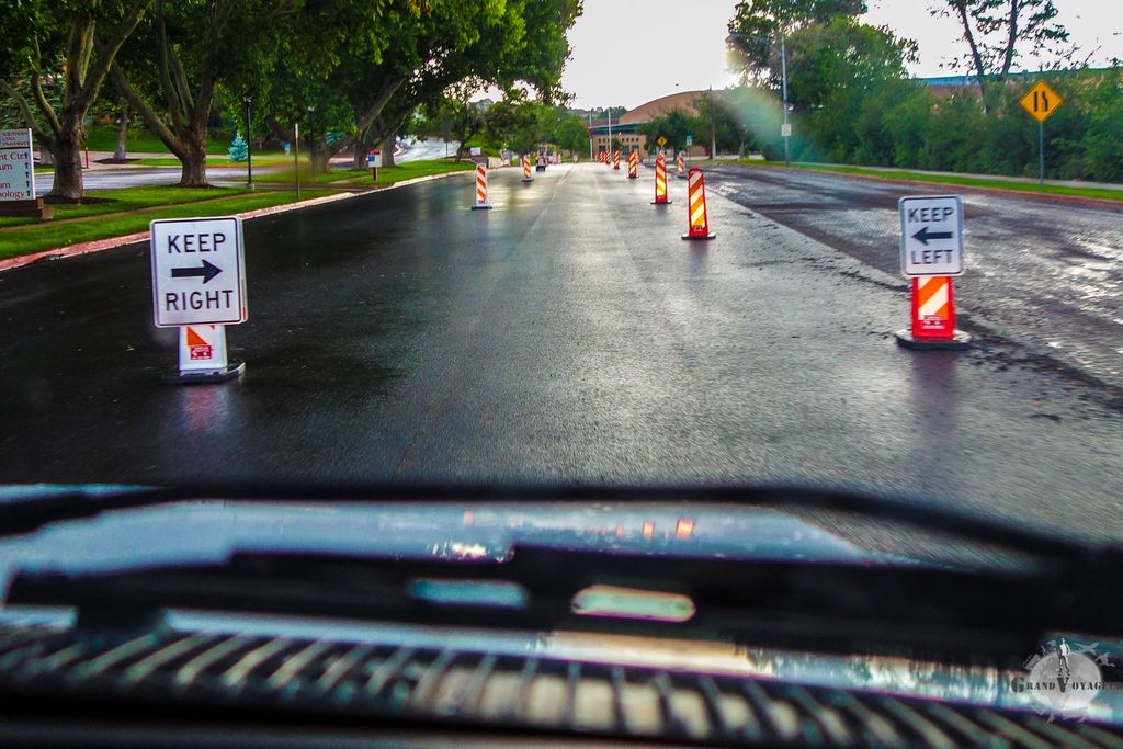 Passer à droite, passer à gauche... notre gros camping car se sent comme un chien dans un jeu de quilles. Passer à droite, passer à gauche... notre gros camping car se sent comme un chien dans un jeu de quilles.