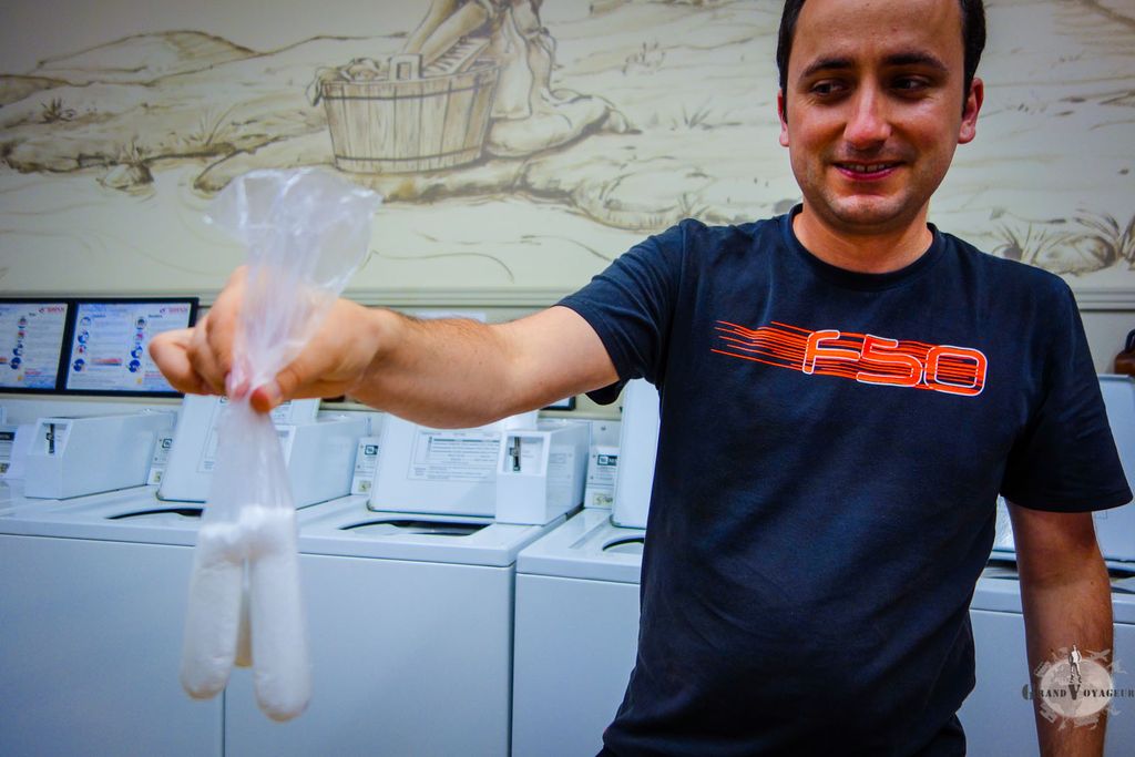 On nous donne de la poudre pour les machines à laver dans un gant en plastique. Le résultat est... suspect. On nous donne de la poudre pour les machines à laver dans un gant en plastique. Le résultat est... suspect.