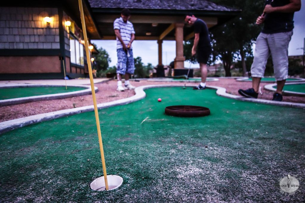 J'adore le minigolf. Même si je suis plutôt très mauvais. Et malgré les moustiques gros comme des hirondelles ce soir-là (oui oui, des hirondelles). J'adore le minigolf. Même si je suis plutôt très mauvais. Et malgré les moustiques gros comme des hirondelles ce soir-là (oui oui, des hirondelles).