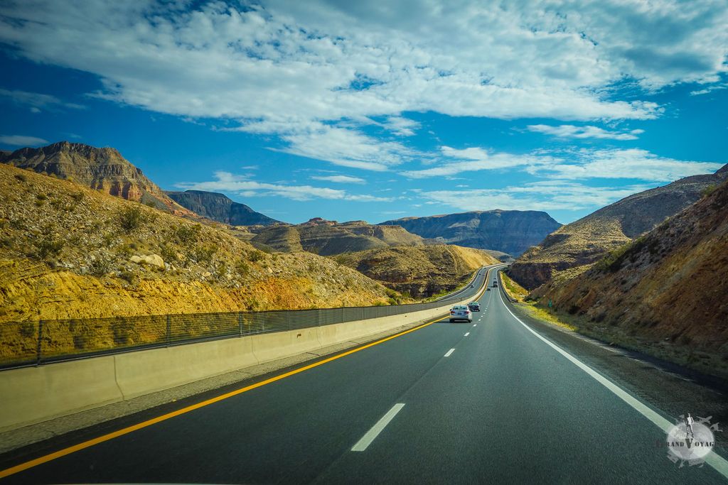 Un virage ! Si si, au fond, regardez bien ! Un virage ! Si si, au fond, regardez bien !