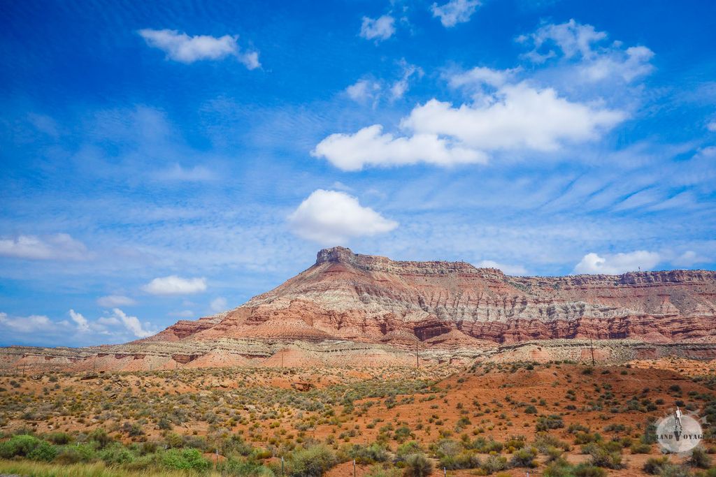 Le paysage, en route vers Zion Canyon, entre rouges et bleus. Le paysage, en route vers Zion Canyon, entre rouges et bleus.